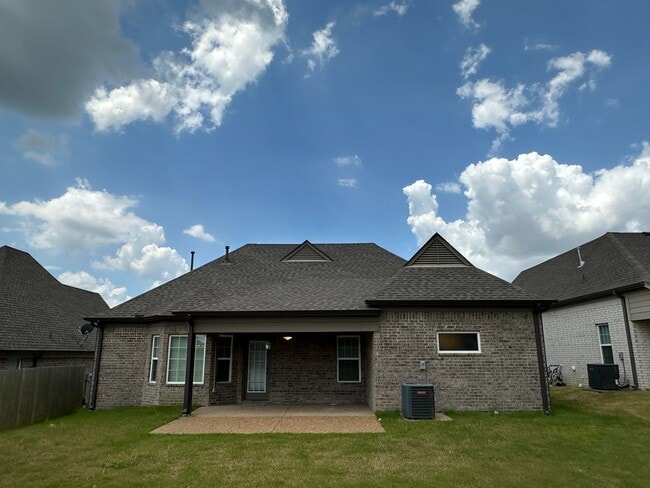 Building Photo - Available NOW in Southaven! Like New 3 BR/...