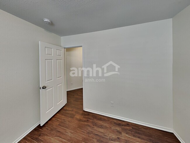 Building Photo - 286 E Mountain Alder St