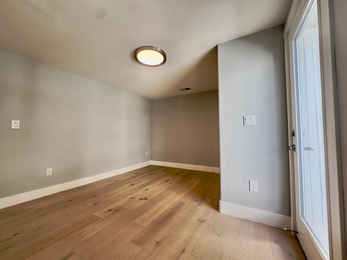 Building Photo - 914 Everett Ave