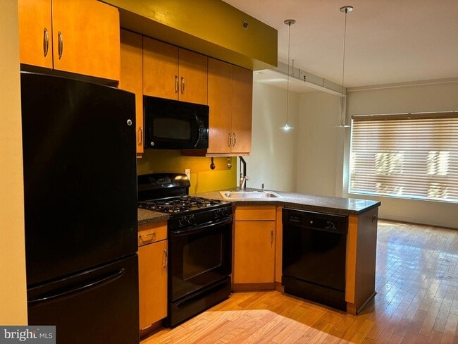 Building Photo - 242 Centre St