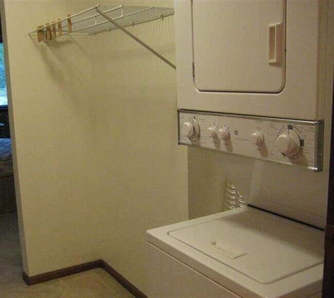 Building Photo - Spacious 2 bed 1 bathroom Condominium