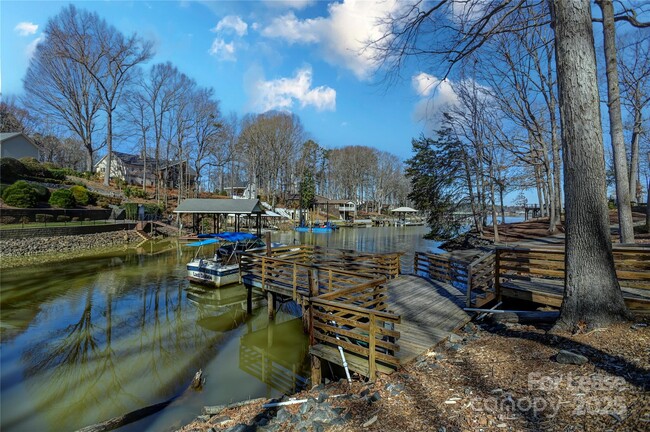 Building Photo - 280 Lakeview Shores Loop