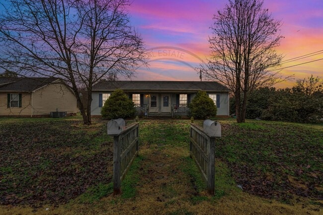 Building Photo - Two Bedroom Ranch in Columbia - 1/2 Off First Months Rent!