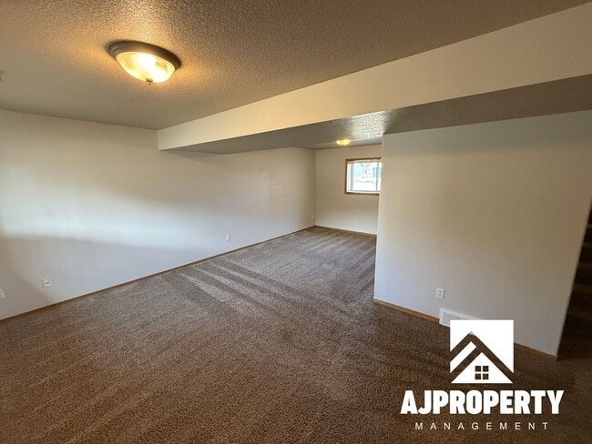Building Photo - 409 Cottonwood Dr
