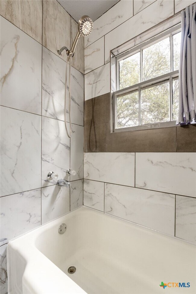 Building Photo - 1108 Stewart St