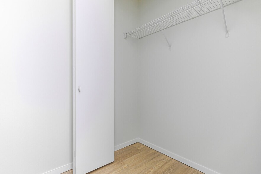 Building Photo - 211 W Scott St