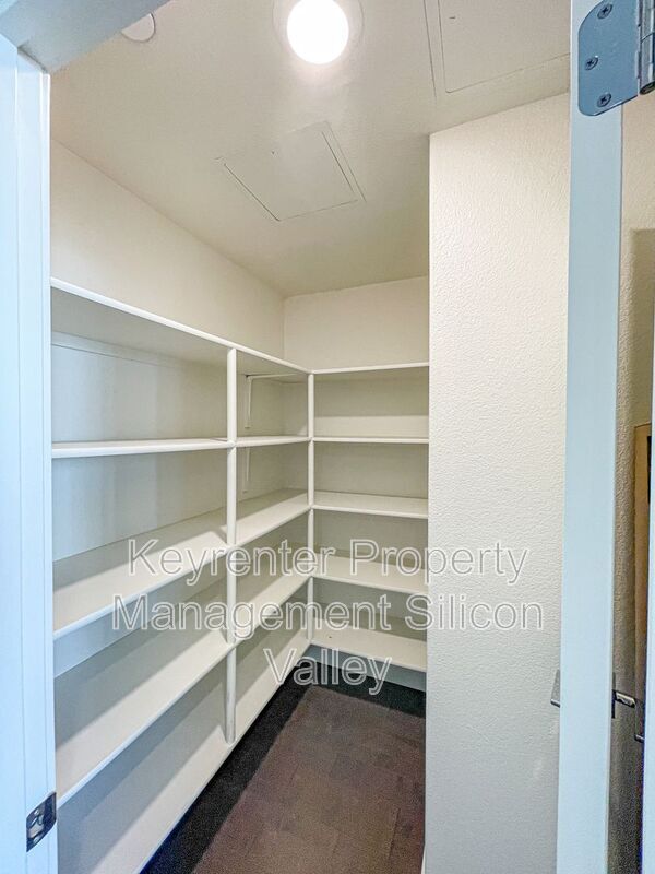 Building Photo - 37549 Willow St