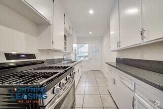 Building Photo - 1627 5/3 Normandie-22D