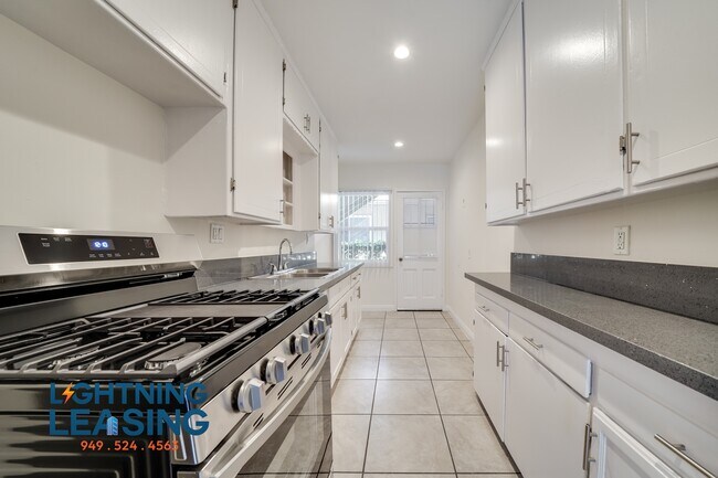 Building Photo - 1625 Normandie-22D