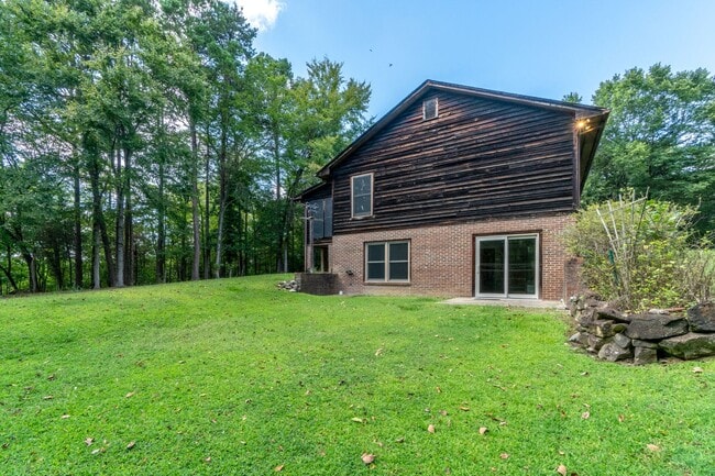 Building Photo - Meticulously maintained property with a st...
