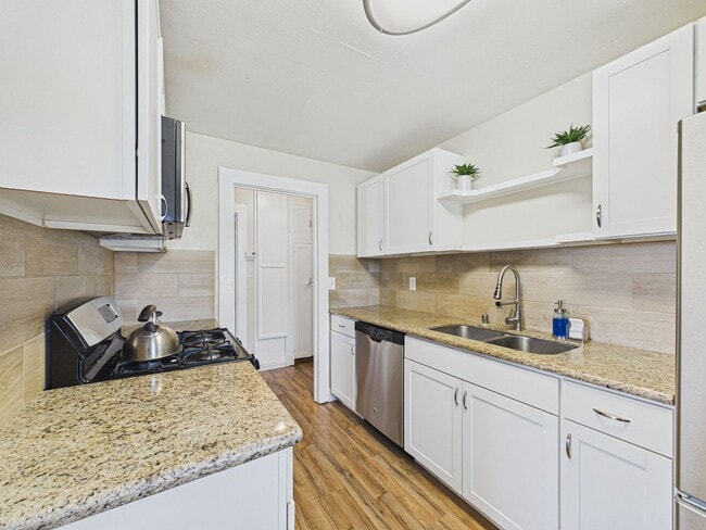 Building Photo - 2 bed 1 bath - Beautiful Outdoor Living