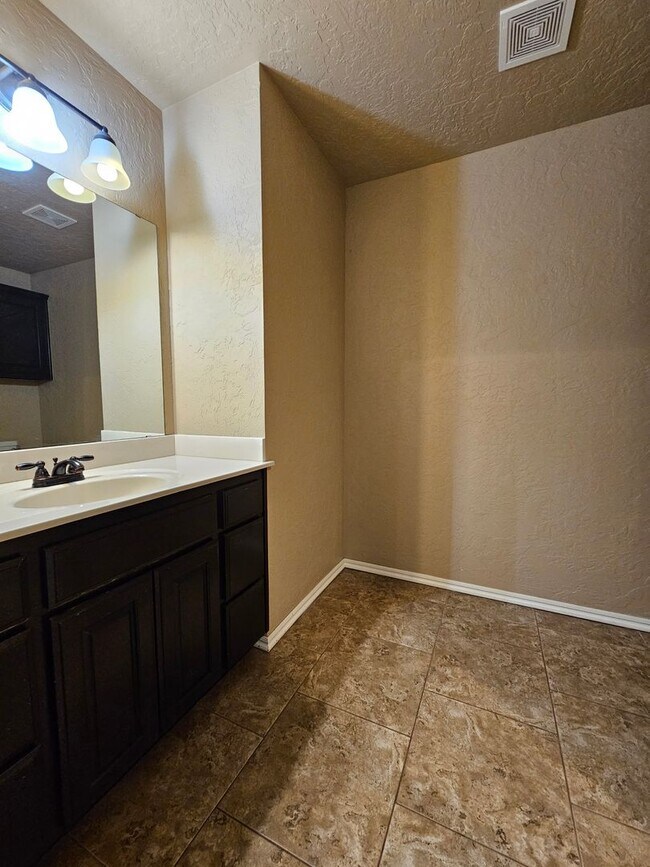 Building Photo - (3) Bed/(2) Bath in SW Moore Avail Early June!