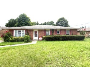 Building Photo - **4 Bed 2 Bath Located in College Grove ** Call the self showing number to schedule a tour 334-36...
