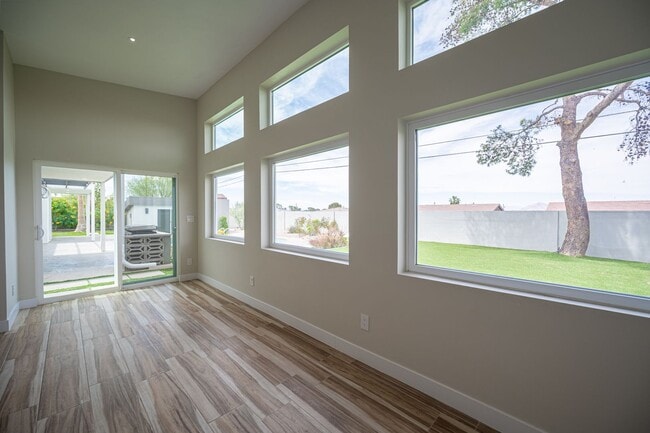 Building Photo - European-inspired Mid-Century Henderson Home!