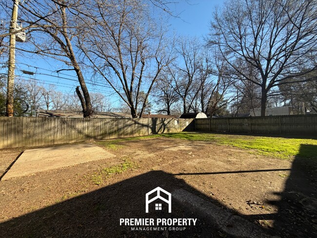 Building Photo - Charming 3BR Memphis Home with Tile Floors, Dining Area & Fenced Backyard