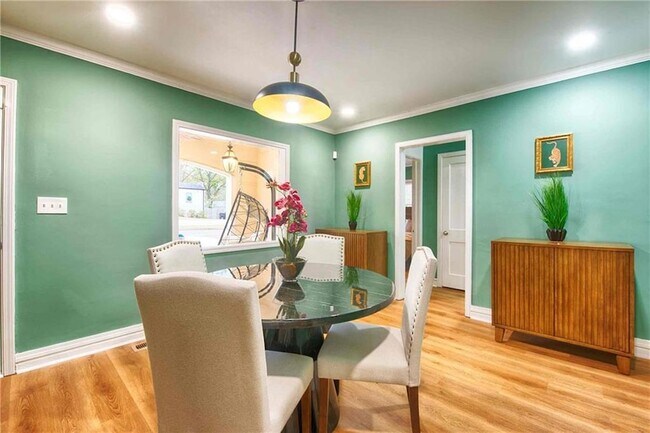 Building Photo - 1225 Graymont Dr SW