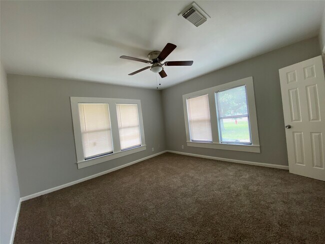Building Photo - 205 N Elm St