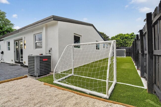 Building Photo - 6660 Custer St