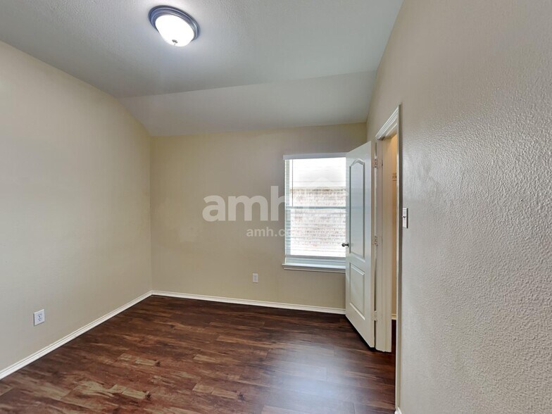 Building Photo - 9056 Weller Ln
