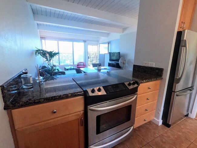 Building Photo - Fully Furnished Waialae Gardens 2 Bed/2 ba...