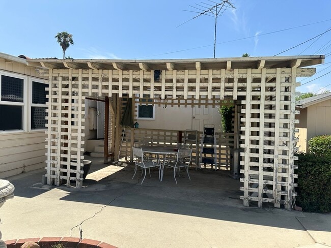 Building Photo - Perfection! Corner Lot Pool Home