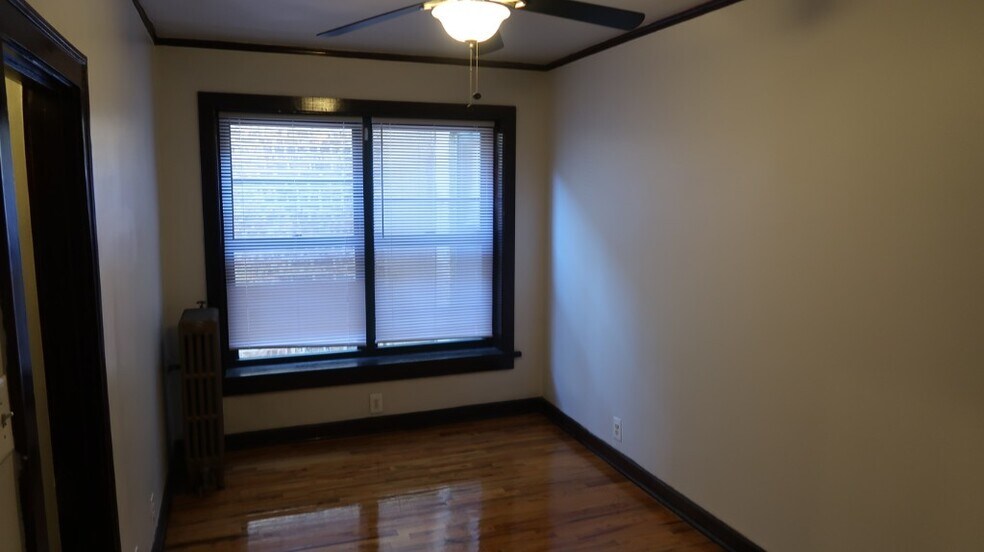Building Photo - 846 W Montrose Ave