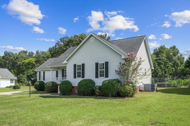 Building Photo - 202 Starcrest Dr