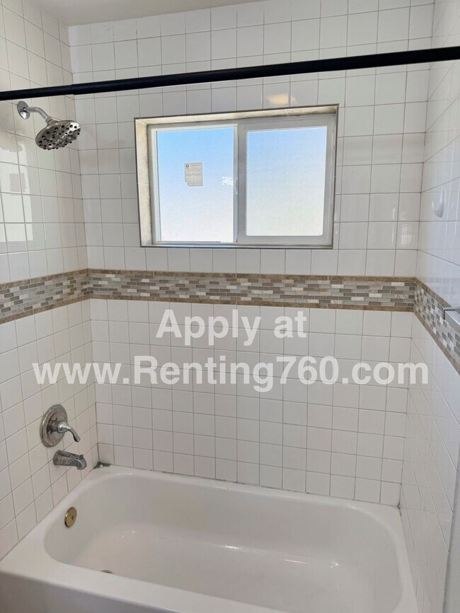 Building Photo - 3 Bed 2 Bath Home With Scenic Desert Views