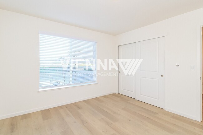 Building Photo - 7998 Quiet Knolls Dr