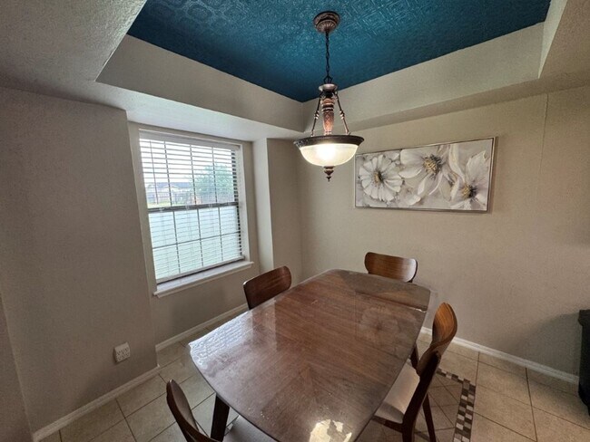 Building Photo - 3-bedroom Condo in Quail Springs area, fully furnished! You only pay Electric and Internet!