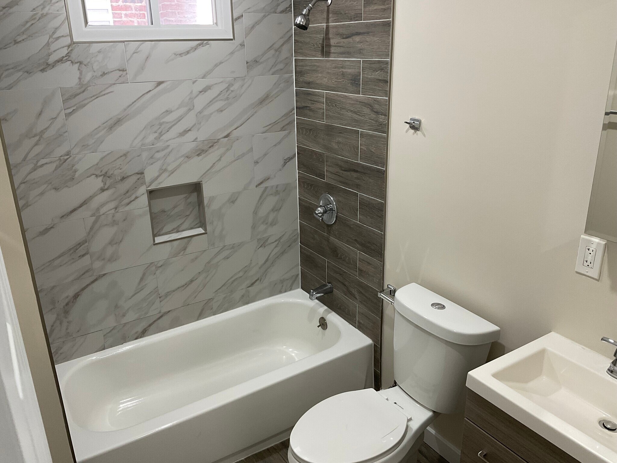 Building Photo - 903 Lindley Ave