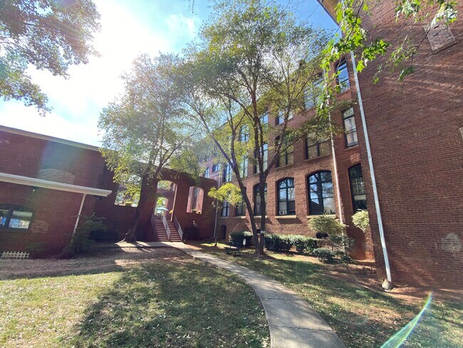 Building Photo - 201 S Hoskins Rd
