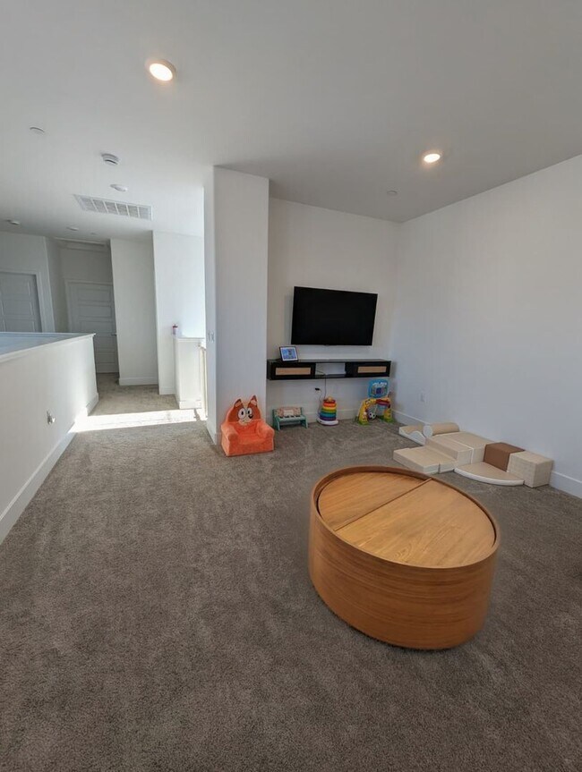 Building Photo - Beautiful and Spacious 4BR 3BA Home in Roseville