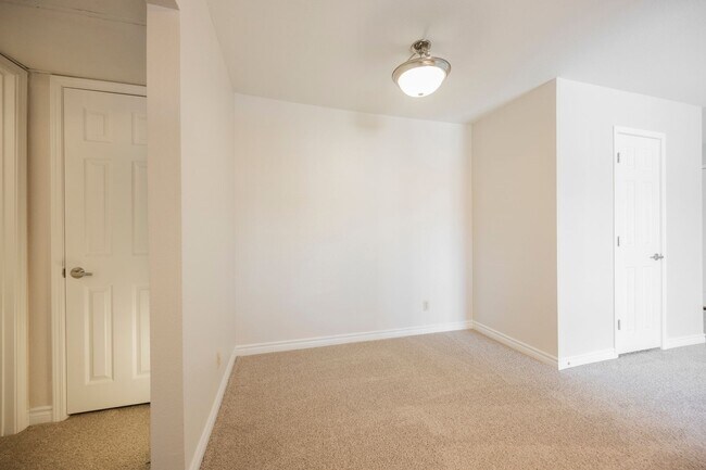 Building Photo - Beautiful 1 bedroom condo Resort style guard gated community