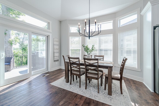 Building Photo - 5070 Ranchview Ln N