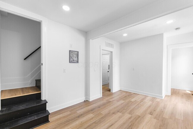 Building Photo - 1399 E Long St