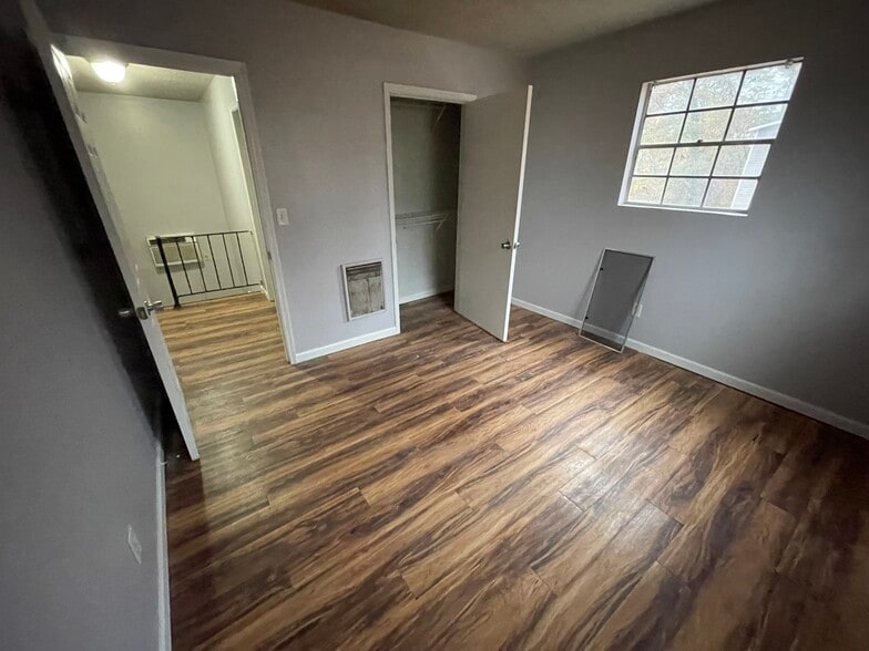 Building Photo - 728 Sylvan Dr