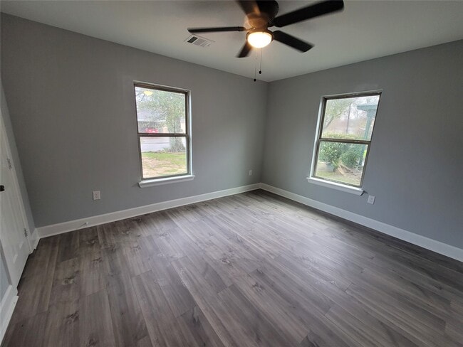 Building Photo - 4859 Bellnole Dr