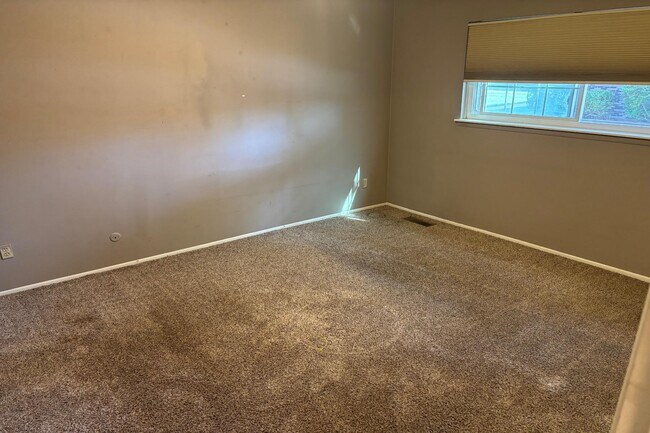 Building Photo - 689 E Fox Hills Dr