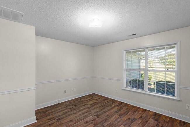 Building Photo - Large Ranch Home with 4BR/ 2 Bath with an ...