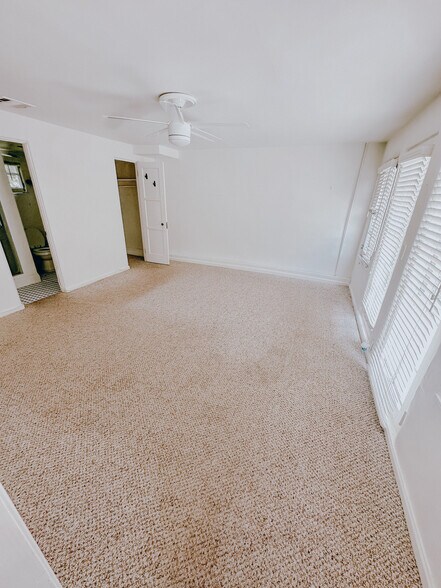 Spacious living room - 835 Westmount Dr