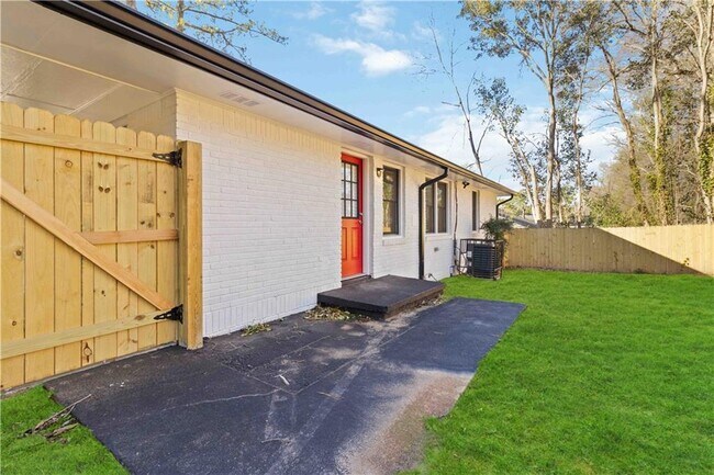 Building Photo - 1796 Arkose Dr SE