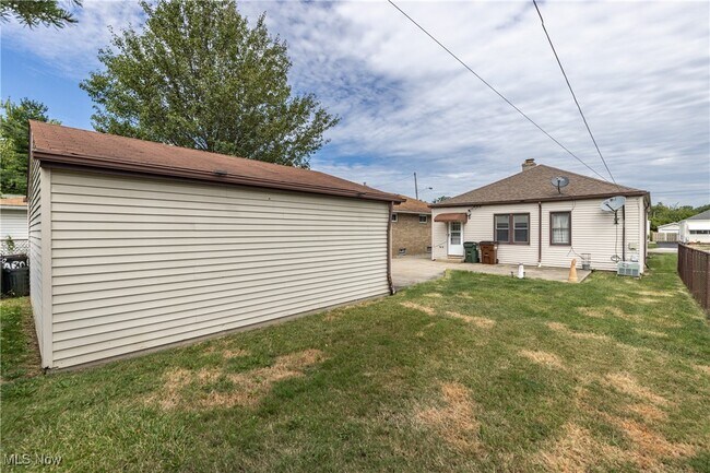 Building Photo - 1303 Dartmoor Ave
