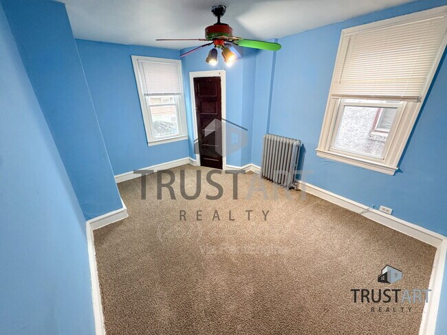 Building Photo - 5719 N Howard St