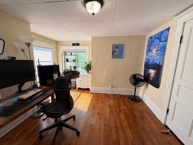 Building Photo - Charming Four Bedroom Home on SE Side!