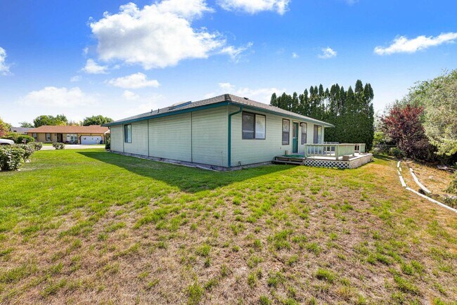Building Photo - 2436 Hillcrest Way