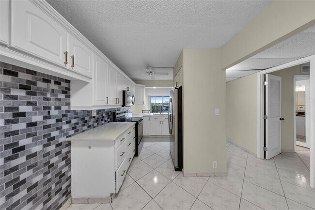 Building Photo - 7 Royal Palm Way