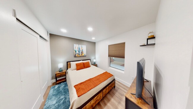Building Photo - New Furnished Apartment