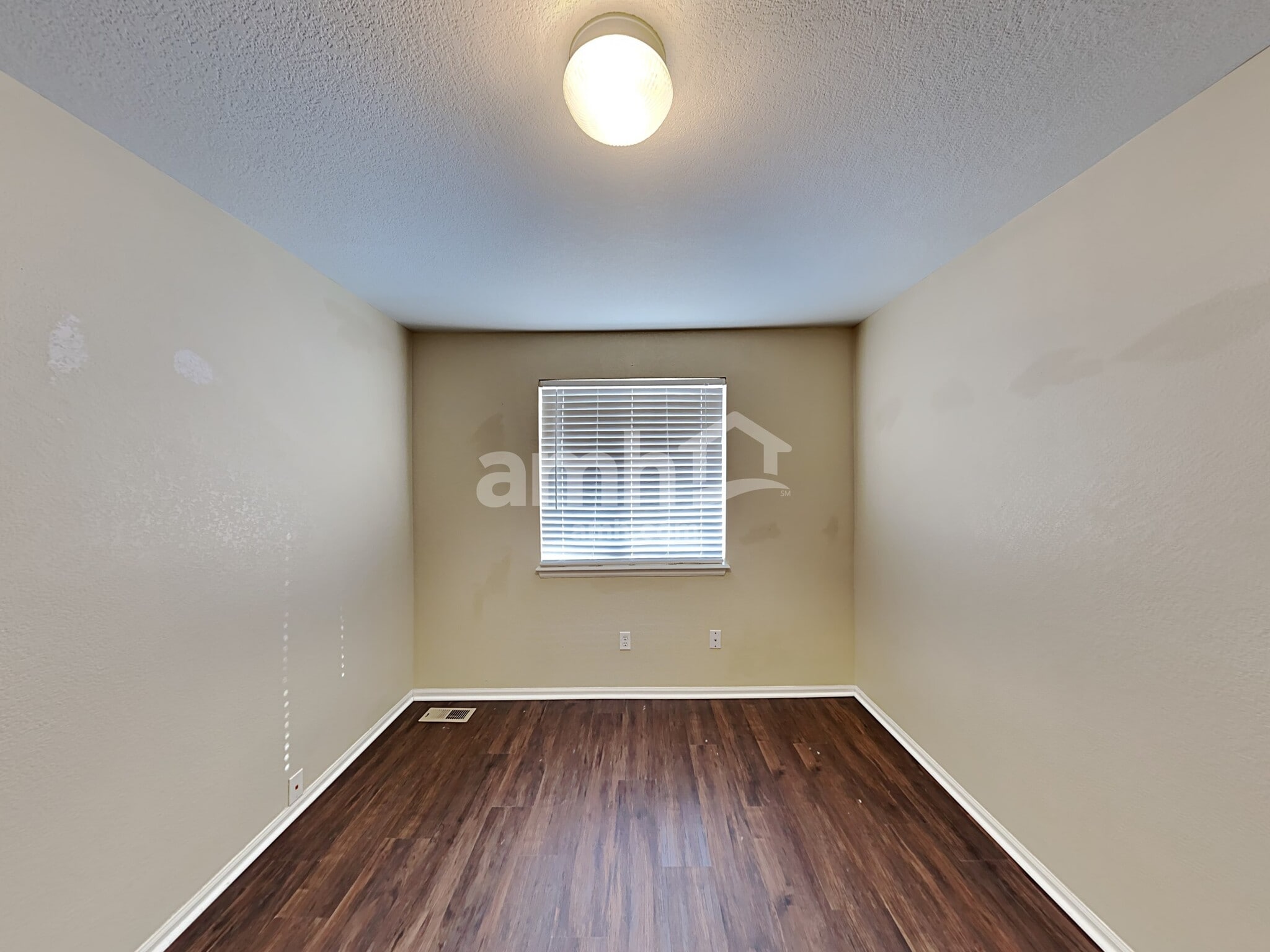 Building Photo - 13985 Elm St