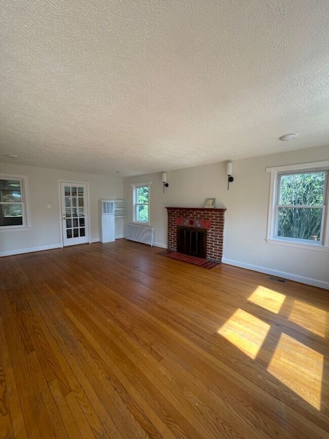 Building Photo - CHARMING BRICK COLONIAL HOME IN ROCKVILLE, CLOSE TO METRO AND ROCKVILLE TOWN CENTER